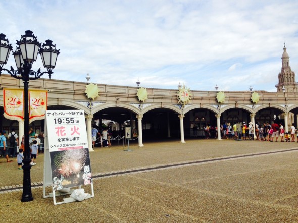 開園前のエントランス